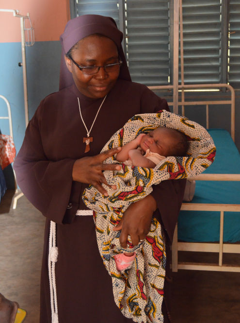 Krankenschwester mit Neugeborenem